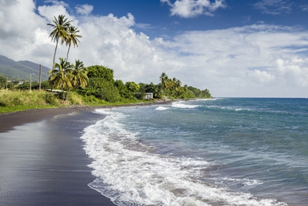 Dunkler Sandstrand von St. Kitts